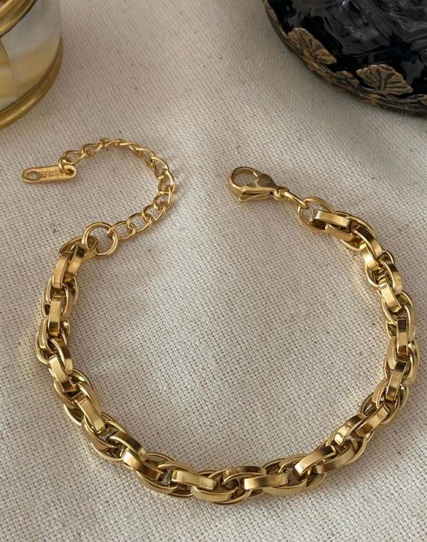 سوار سلسلة ذهبية