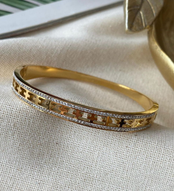 سوارة ذهبية مزخرفة