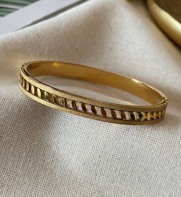 سوار ذهبي محفور