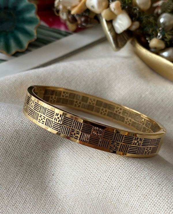 سوار النقوش الذهبية