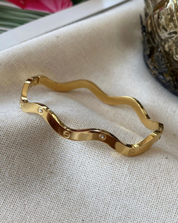 سوار موجة ذهبي