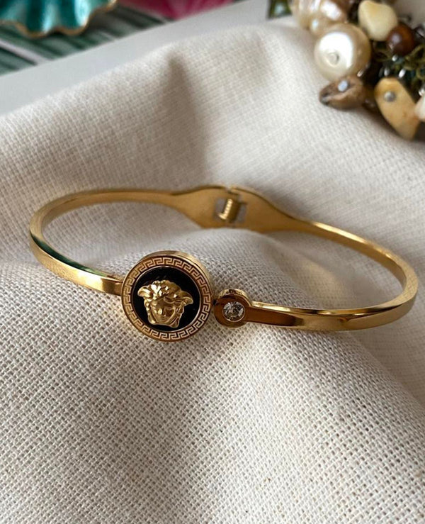 سوار فيرزاتشي  ذهبي