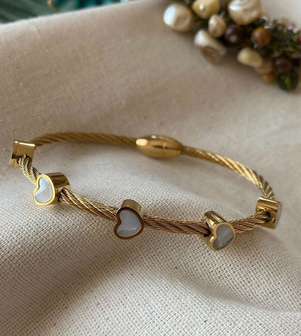 سوار قلوب ذهبية