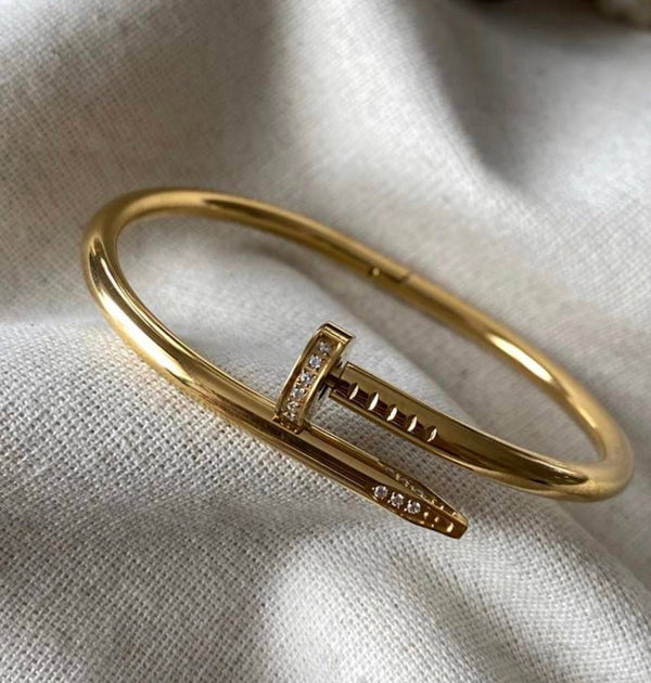 سوار المسامير