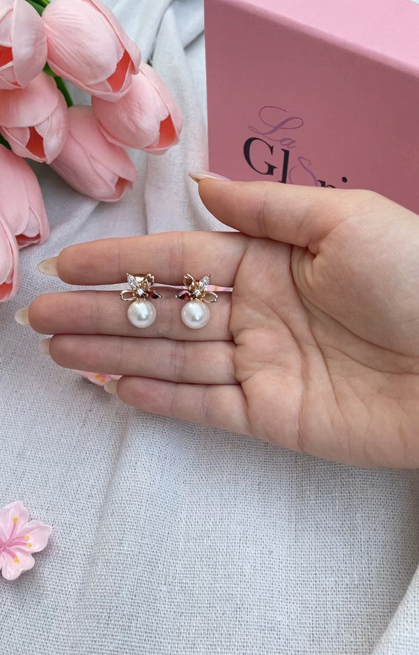 حلق لؤلؤ وأجنحة برّاقة