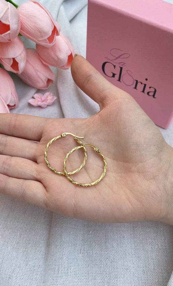 حلق دائري ذهبي محفور