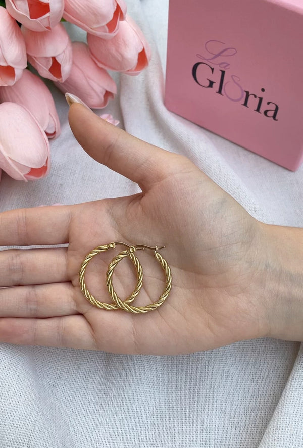 حلق هوب مجدول ذهبي