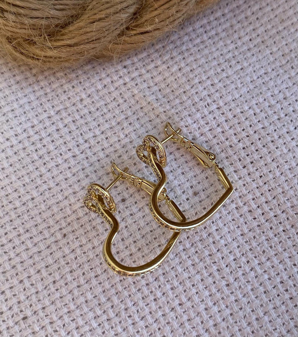 حلق ذهبي بتصميم قلب