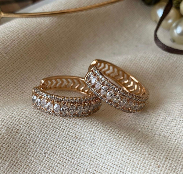 حلق دائري مرصع بأحجار