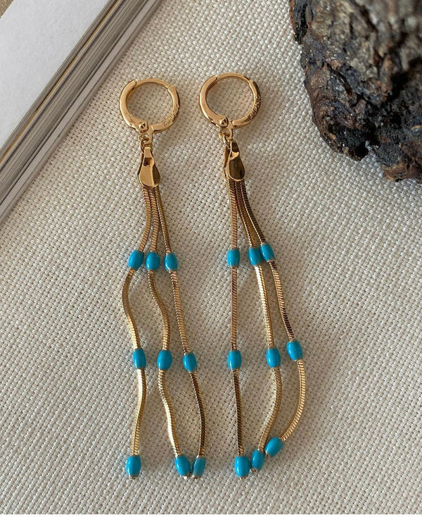 حلق متدلي بسلاسل ذهبية وزرقاء