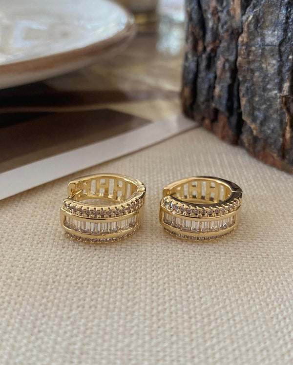 حلق هوب ذهبي مرصع بالألماس