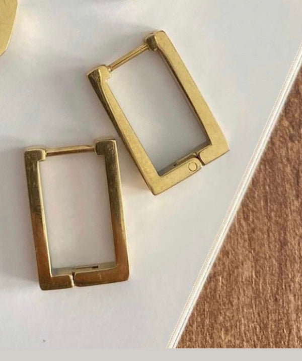 حلق مستطيل ذهبي بسيط