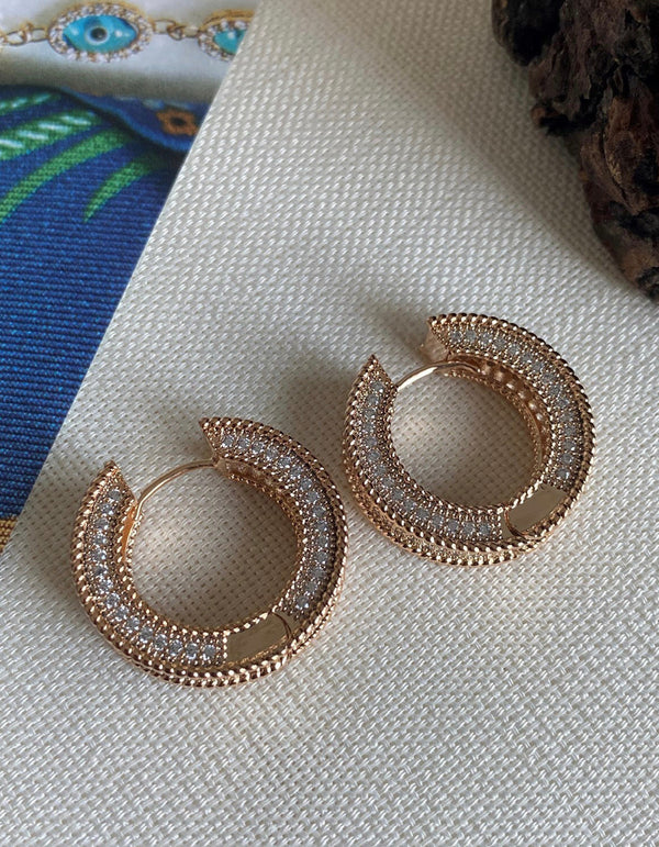 حلق دائري مزين بأحجار