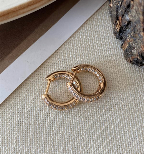 حلق دائري مرصع بأحجار صغير