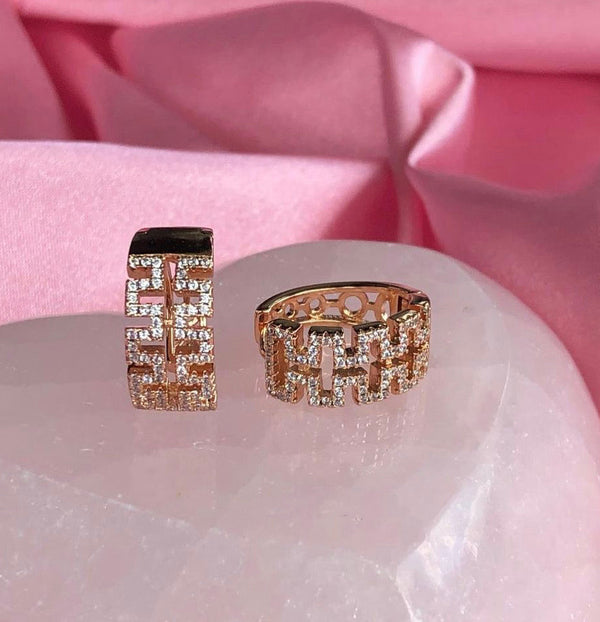 حلق هندسي ذهبي مرصع