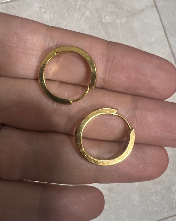 حلق دائري ذهبي بسيط