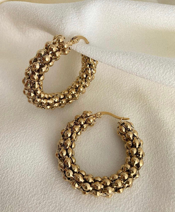 حلق دائري بتفاصيل متشابكة