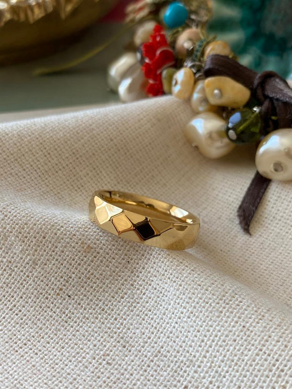 خاتم ذهبي مكسور