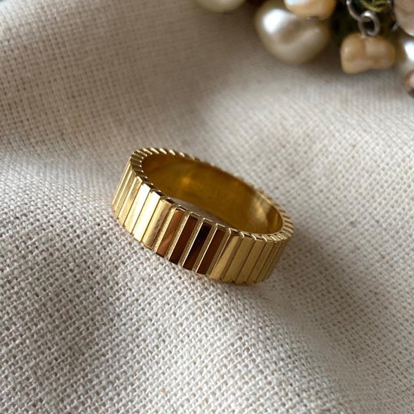 خاتم ذهبي مخطط