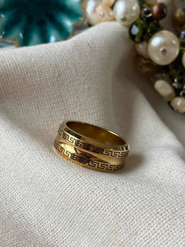 خاتم ذهبي مزخرف