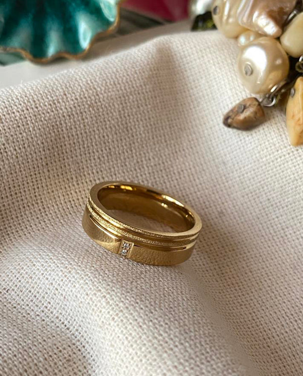 خاتم ذهبي بسيط