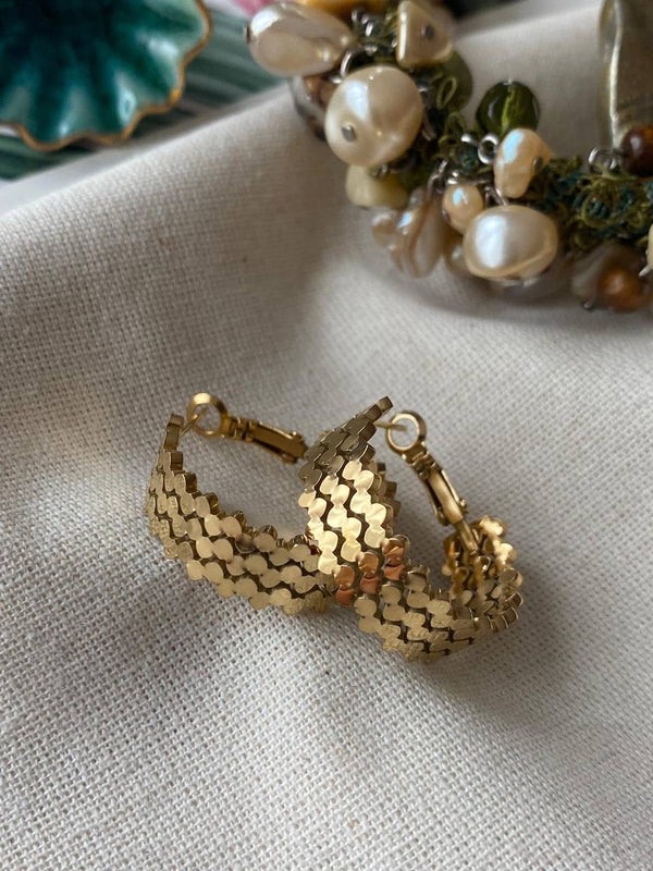 حلق ذهبي متعرج