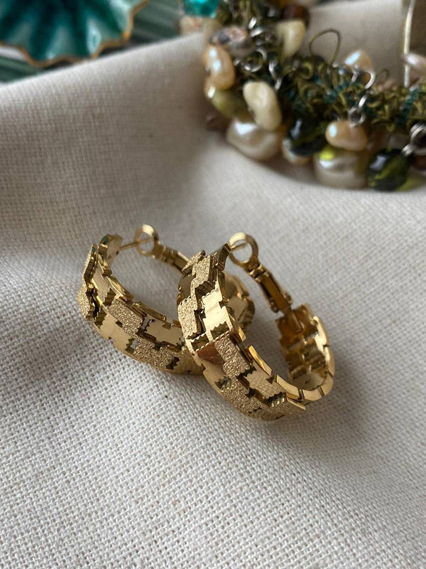 حلق هلالي ذهبي