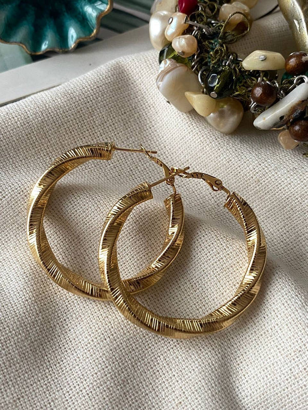 حلق دائري ذهبي