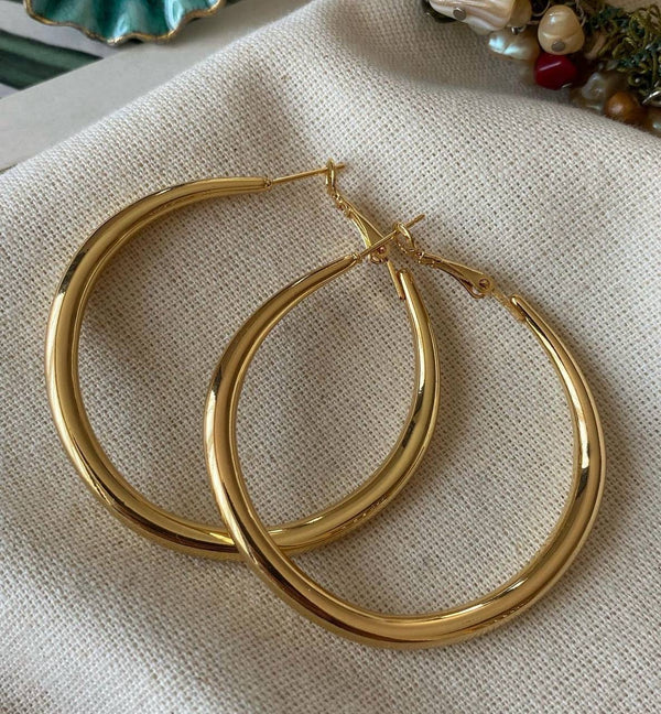 حلق ذهبي بيضاوي