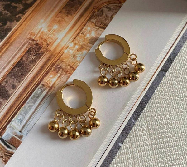 حلق كرات ذهبي