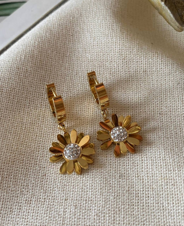 حلق زهرة ذهبية