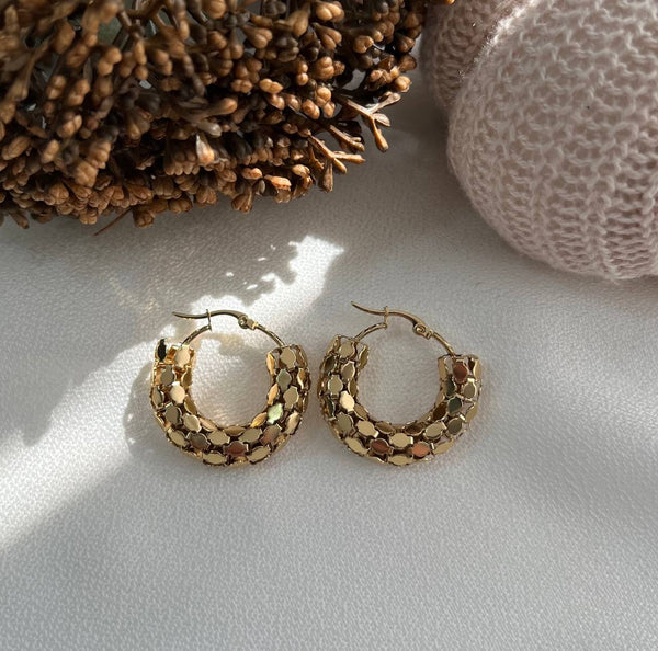 حلق ذهبي منقوش