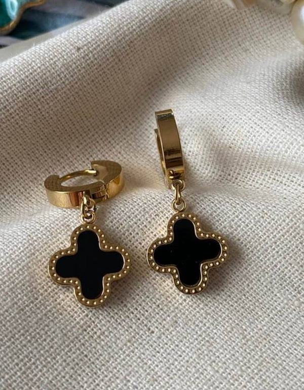 حلق صليب أسود