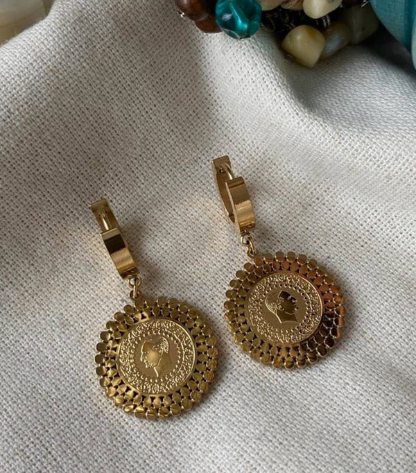 حلق عملة ذهبي