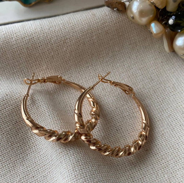 حلق ذهبي ملتف