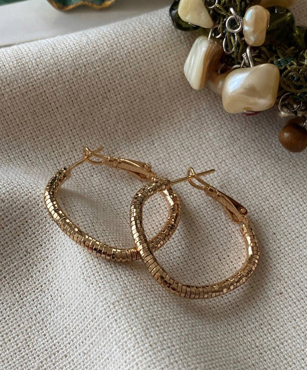 حلق ذهبي مربع