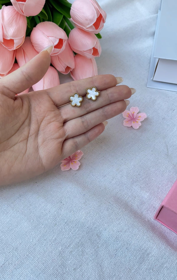 حلق وردة ابيض