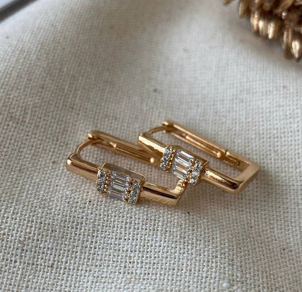 حلق مستطيل ذهبي