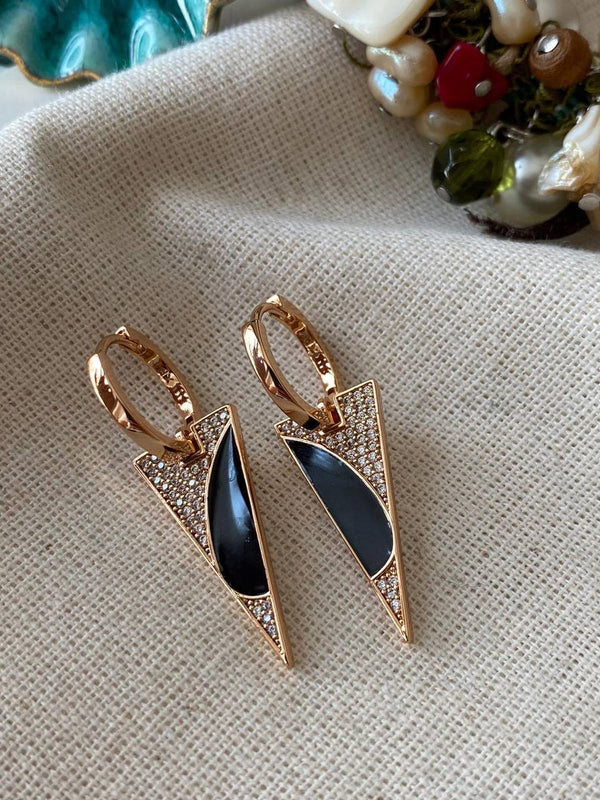 حلق مثلث أسود